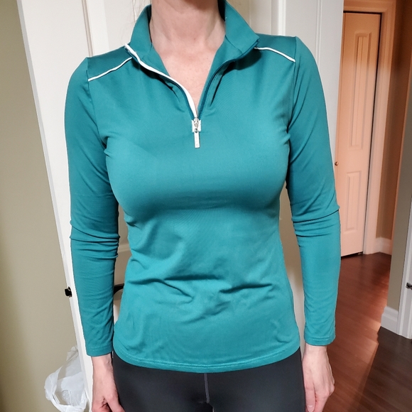 Lela Designs Tops - 🌲 Lela Designs green dry fit pullover